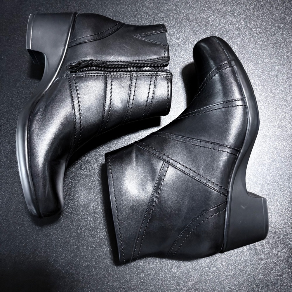 Clarks Malia Hue leather ankle boots Black size 7.5 block heel zip lightweight